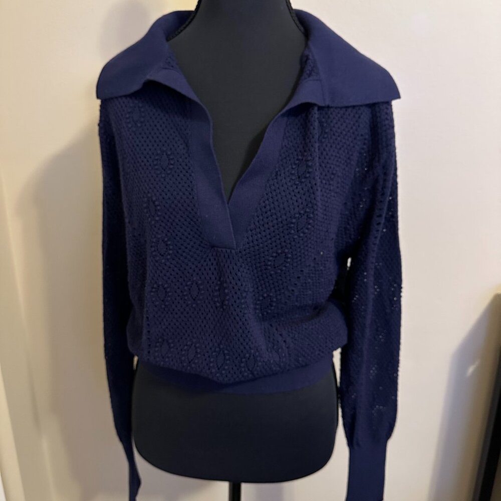 WHBM open V-neck seater